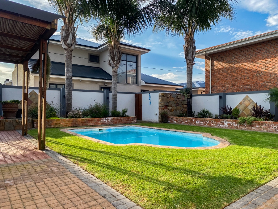 5 Bedroom Property for Sale in Hartenbos Central Western Cape